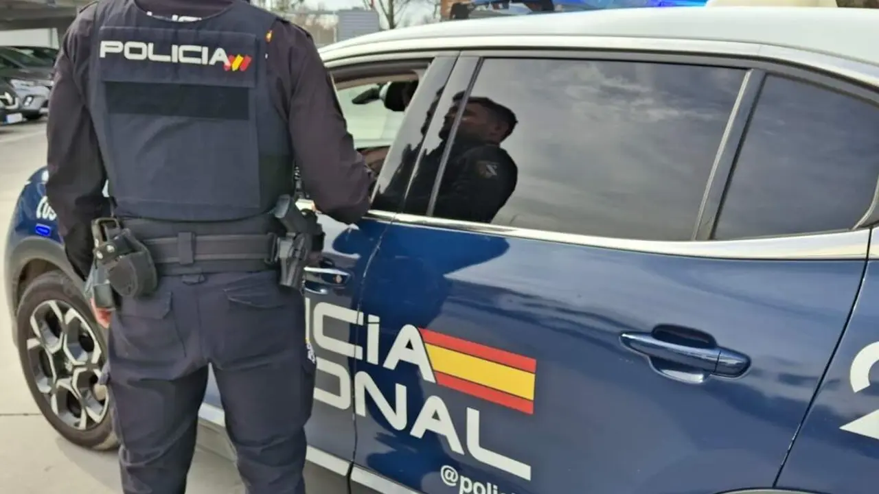 Agente y coche de la Policia Nacional intervencion sucesos altercados Valladolid