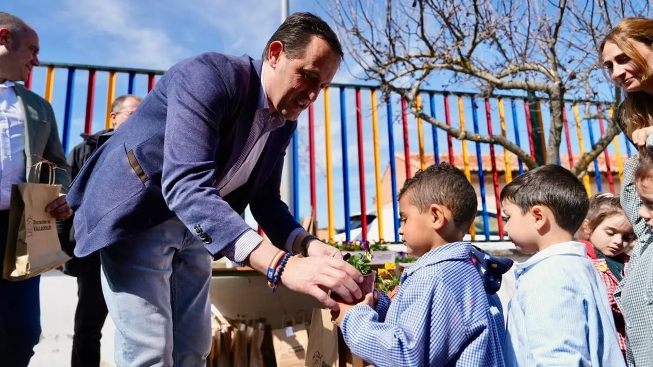 Dia del Arbol celebracion escolares Rueda entrega tiesto flor temporada Diputacion Valladolid