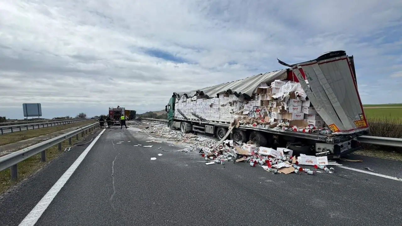 Colision dos camiones incendio Castrillo de la Guarena A-62 provincia Zamora limite Valladolid