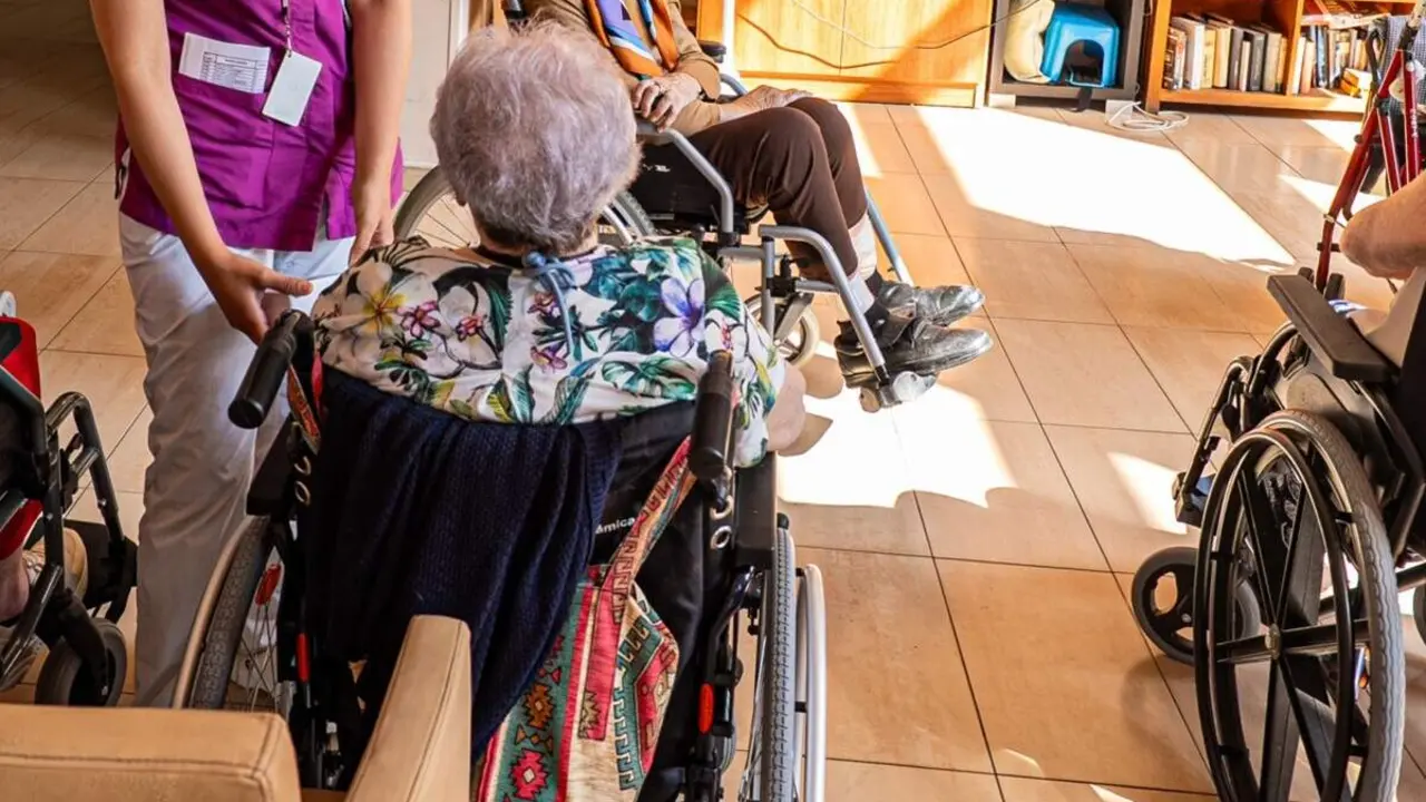 Residencia tercera edad personas mayores trabajadora cuidadora empleo Valladolid