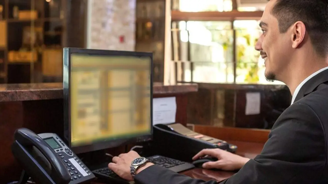 Recepcionista hotel empleo trabajador Valladolid ofertas laborales