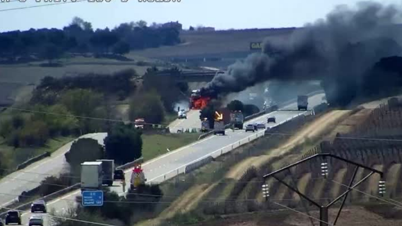 Incendio camion corte trafico A-6 kilometro 167 Rueda sentido A Coruna