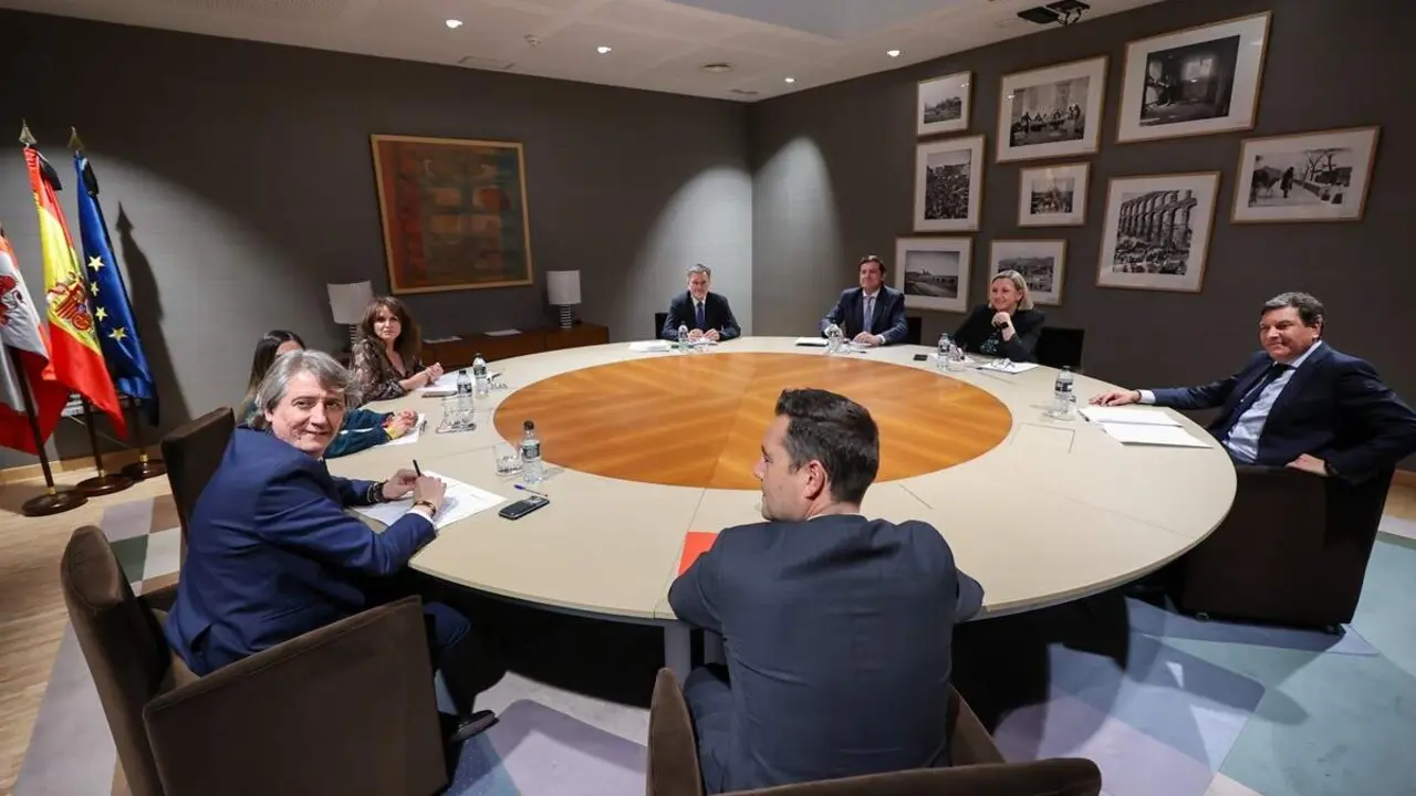 Reunion PP y PSOE Manueco y Martinez ronda contactos elecciones Castilla y Leon