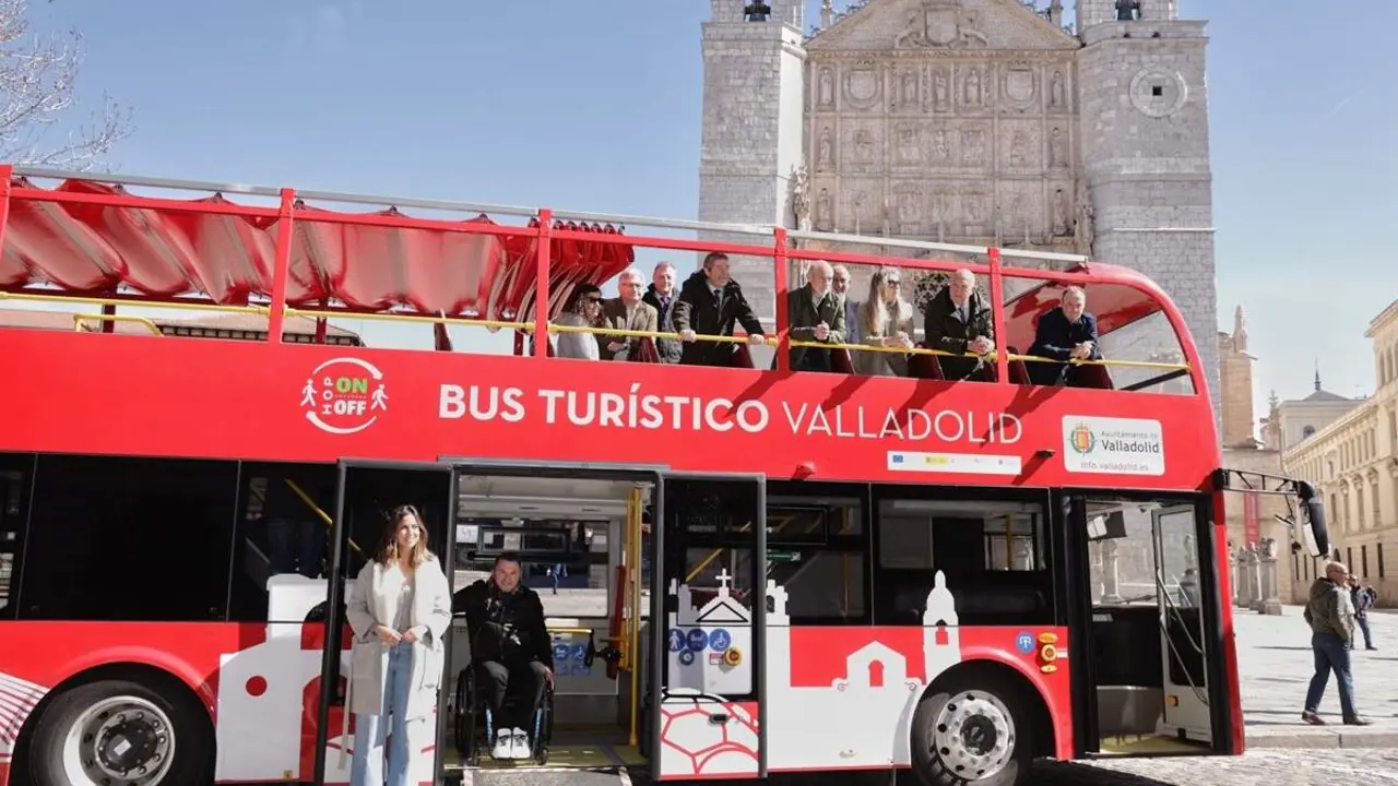 Nuevo bus turistico Valladolid color rojo electrico y accesible Ayuntamiento