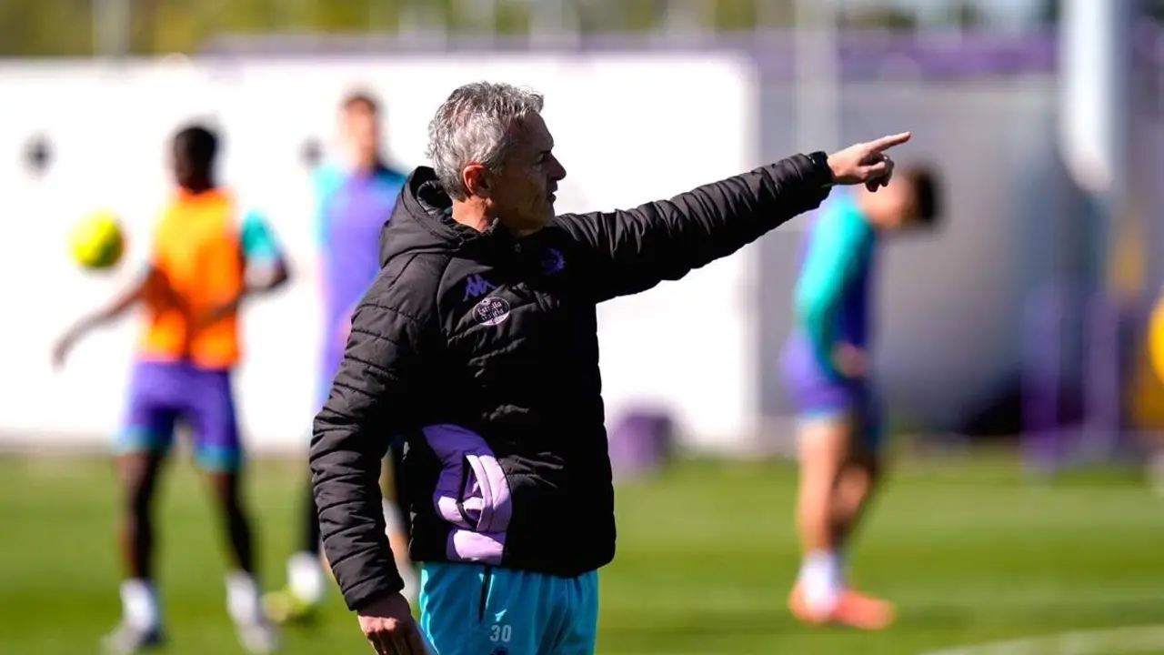 Fran Escriba entrenador Real Valladolid Los Anexos previa partido Segunda Division