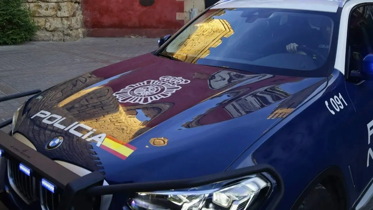 Policia Nacional de Valladolid coche patrulla y agente conductor sucesos barrios