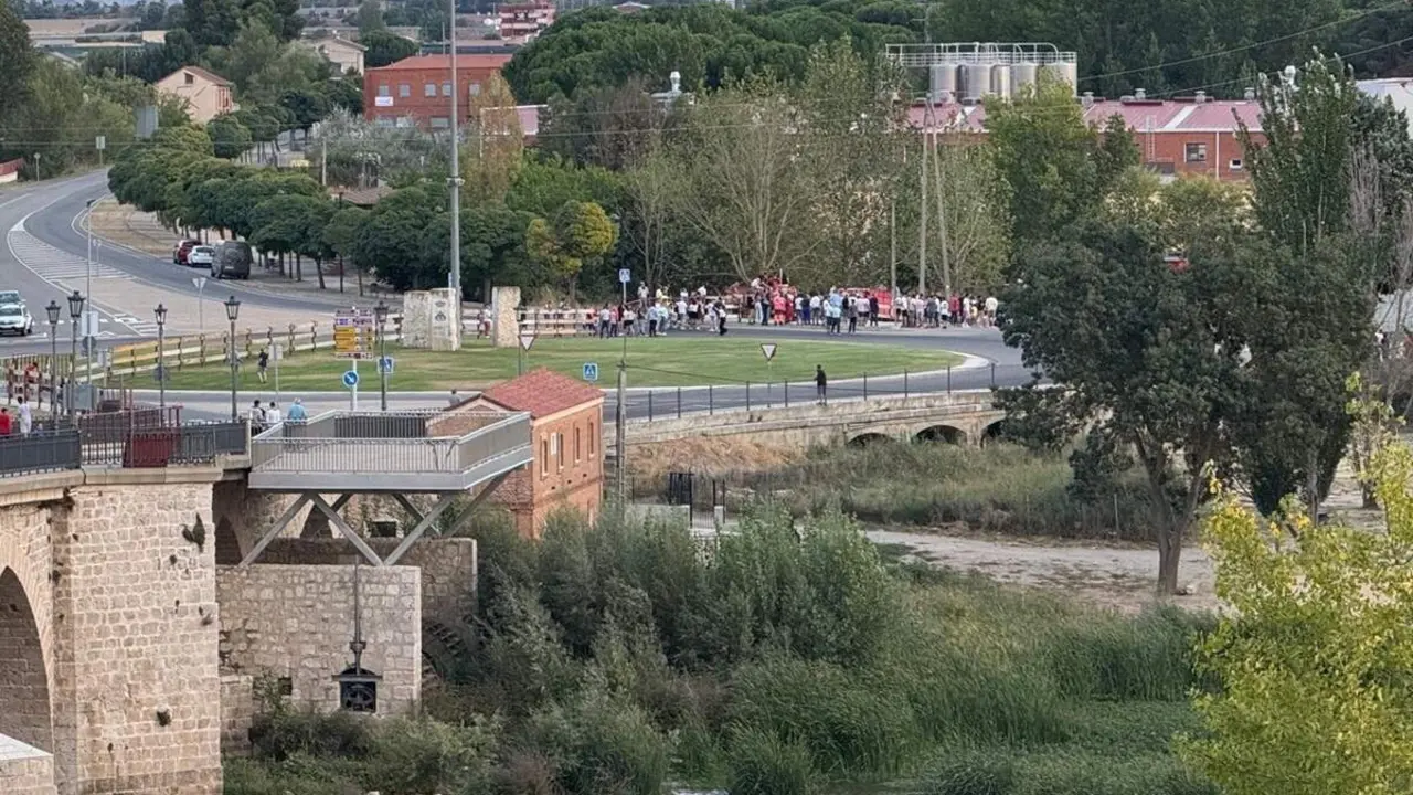 Tordesillas puente medieval sobre rio Duero provincia Valladolid turismo