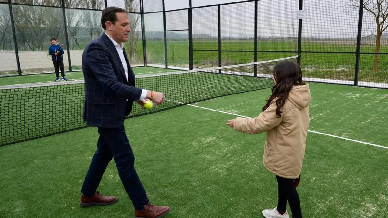 Inauguracion pista de padel Olivares de Duero Diputacion Valladolid visita presidente Conrado Iscar