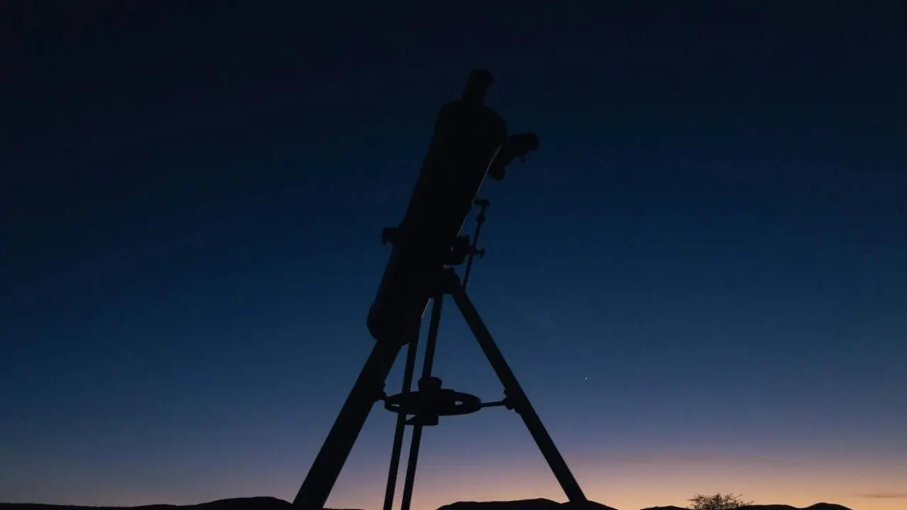 Telescopio noche cielo eclipse solar prepativos simulacro
