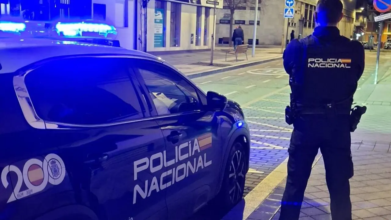 Agente Policia Nacional coche patrulla calle Felipe II centro Valladolid intervencion noche