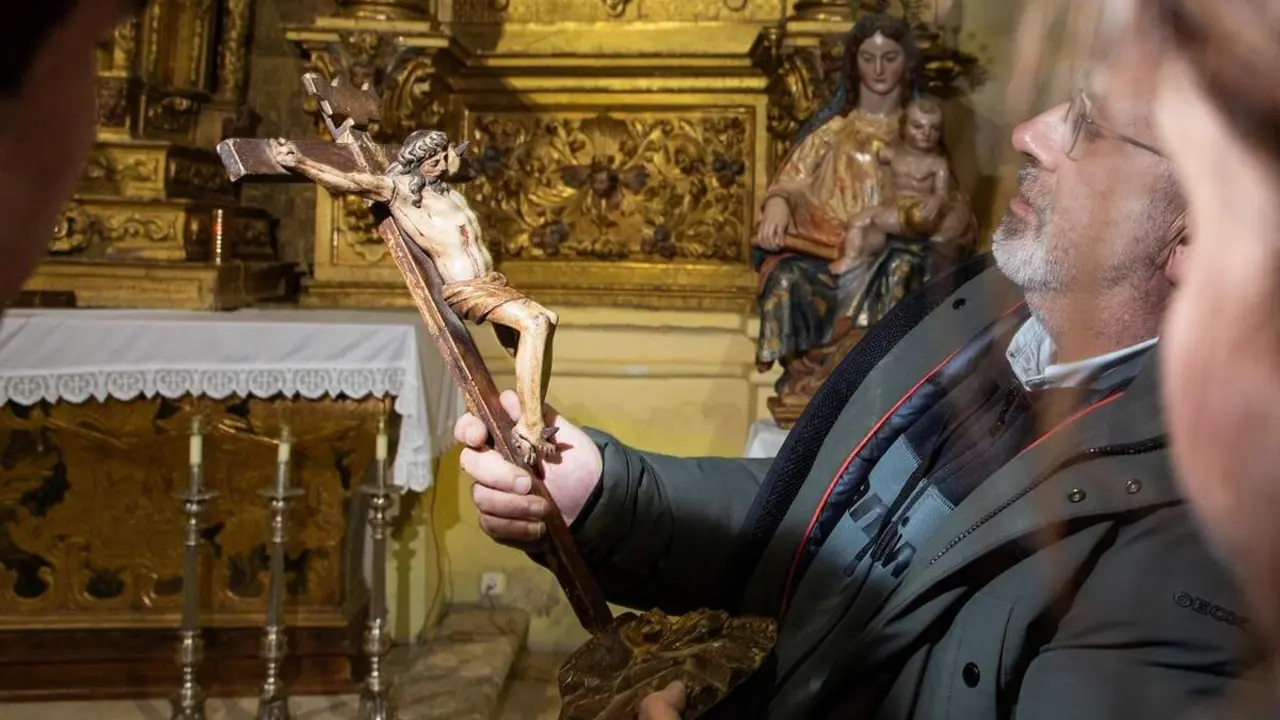 Parroco Jose Manuel Hernandez muestra arte sacro Palazuelo de Vedija