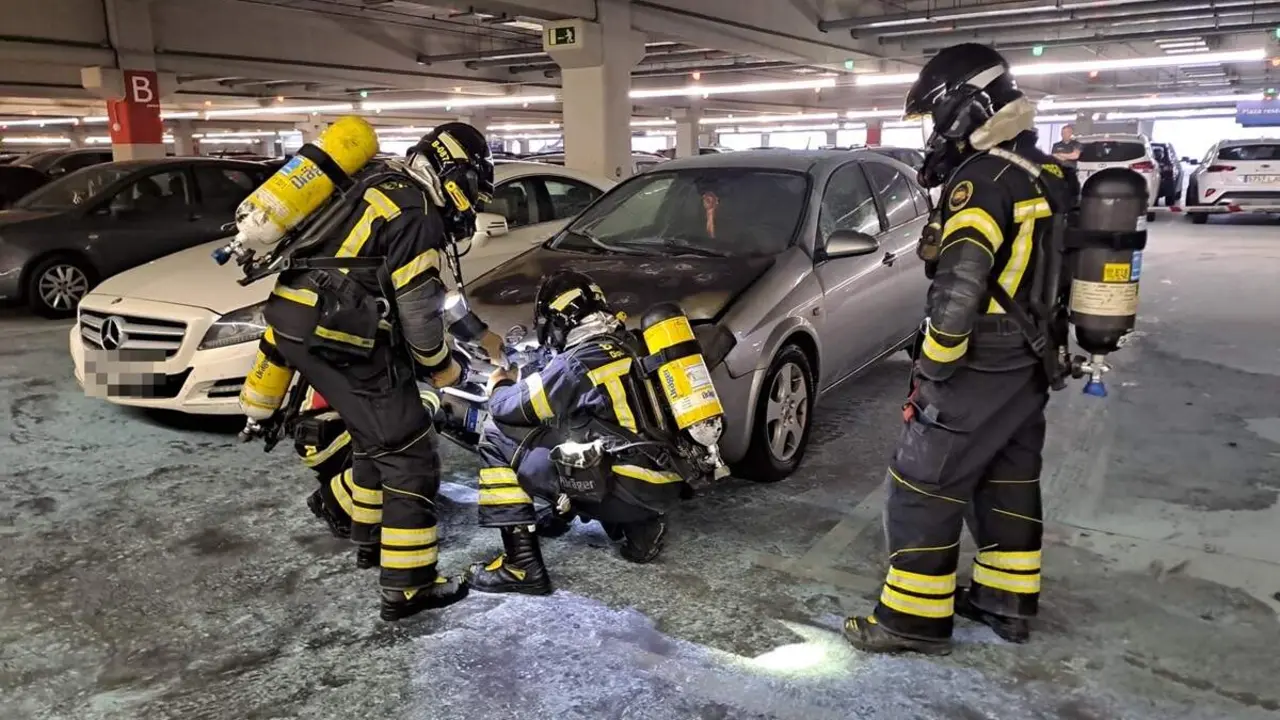 Incendio coche parking subterraneo Rio Shopping Arroyo Bomberos Diputacion Valladolid