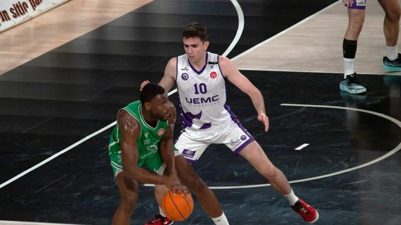 Derrota Caceres vs Baloncesto Valladolid penultima jornada Segunda Feb Inaki Ordonez