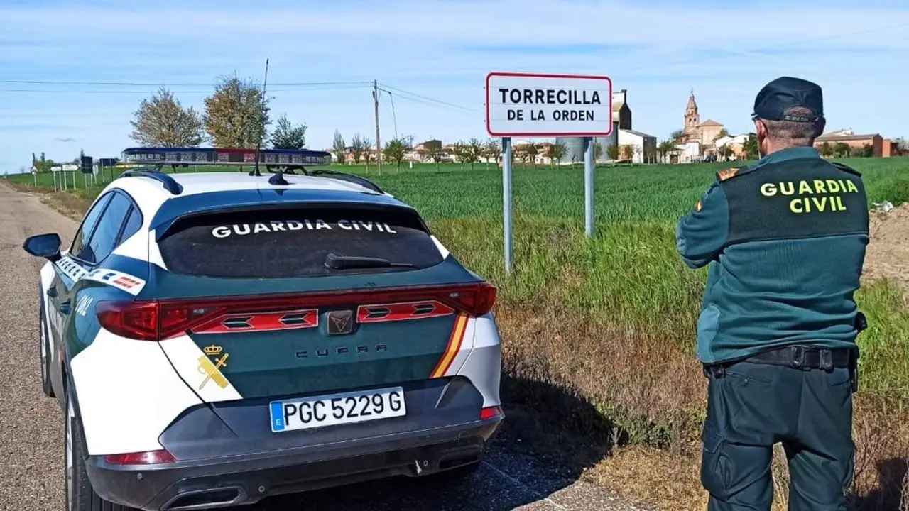 Agente y coche patrulla de la Guardia Civil entrada Torrecilla de la Orden sucesos