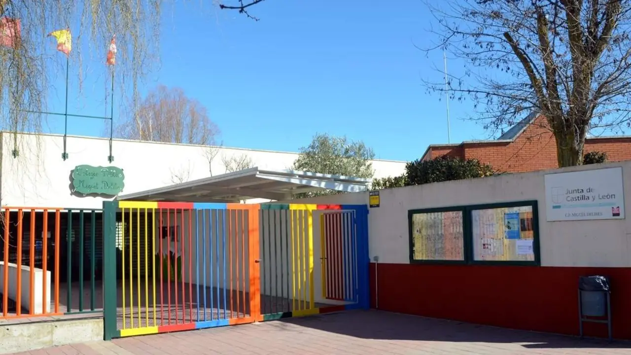 Entrada colegio publico Miguel Delibes Aldeamayor de San Martin provincia