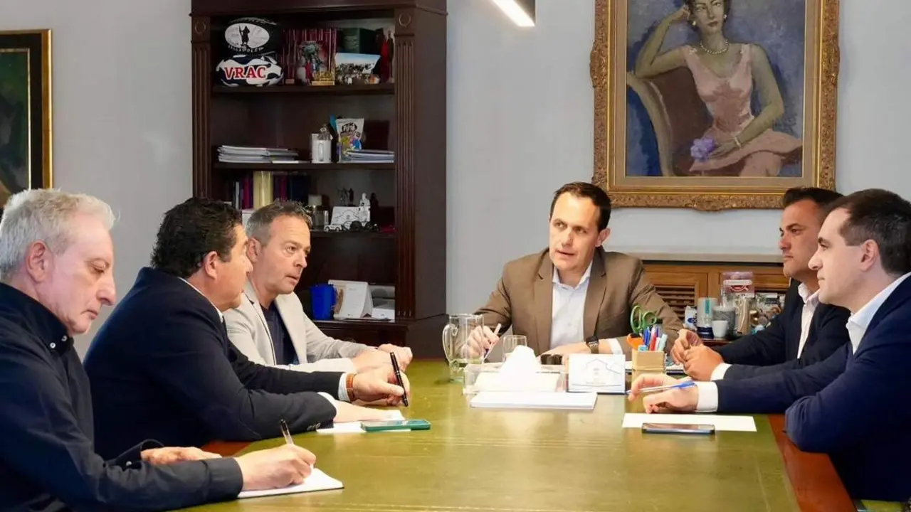 Reunion Conrado Iscar y alcaldes Portillo Aldeamayor Viana Diputacion Valladolid