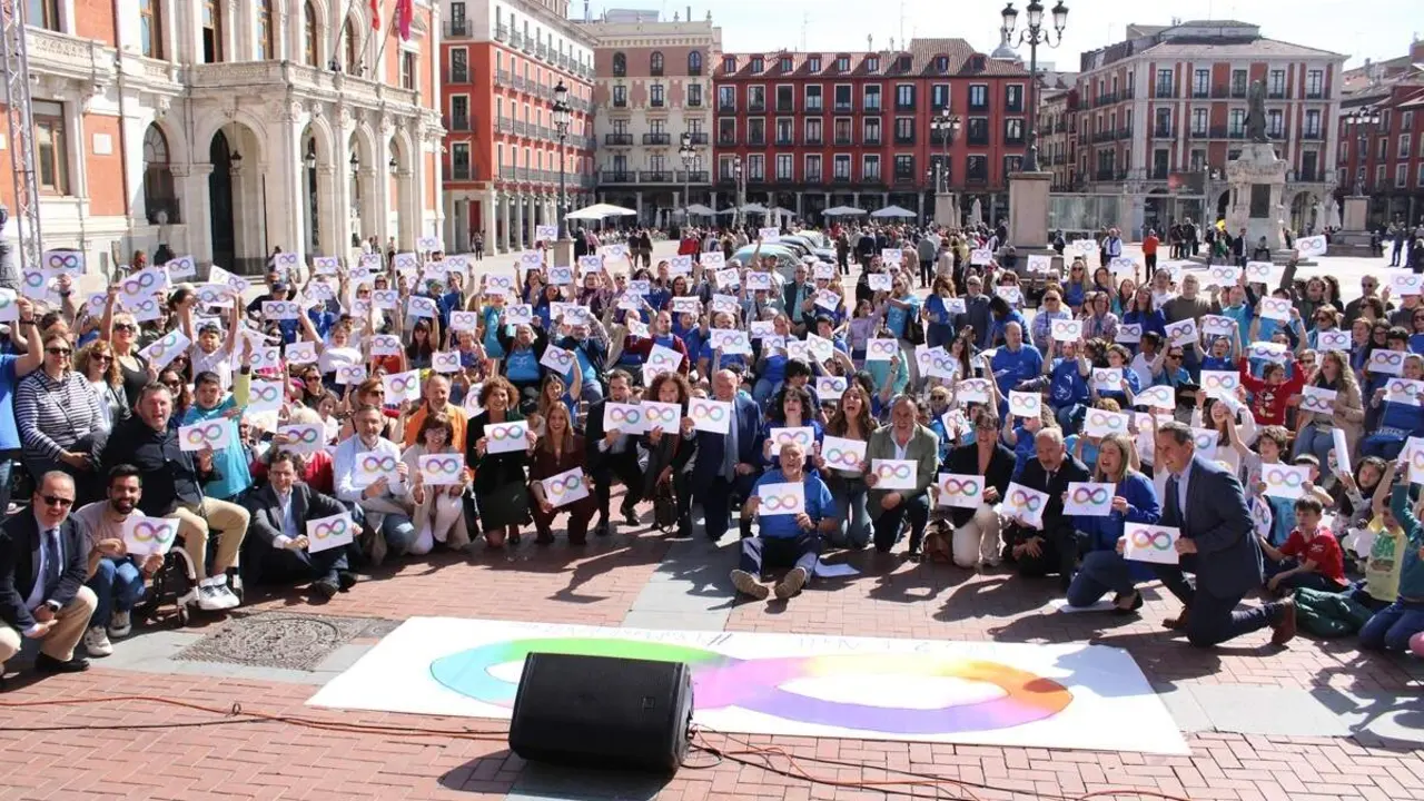 Celebracion acto Dia Mundial del Autismo Plaza Mayor Valladolid 2026 (11)