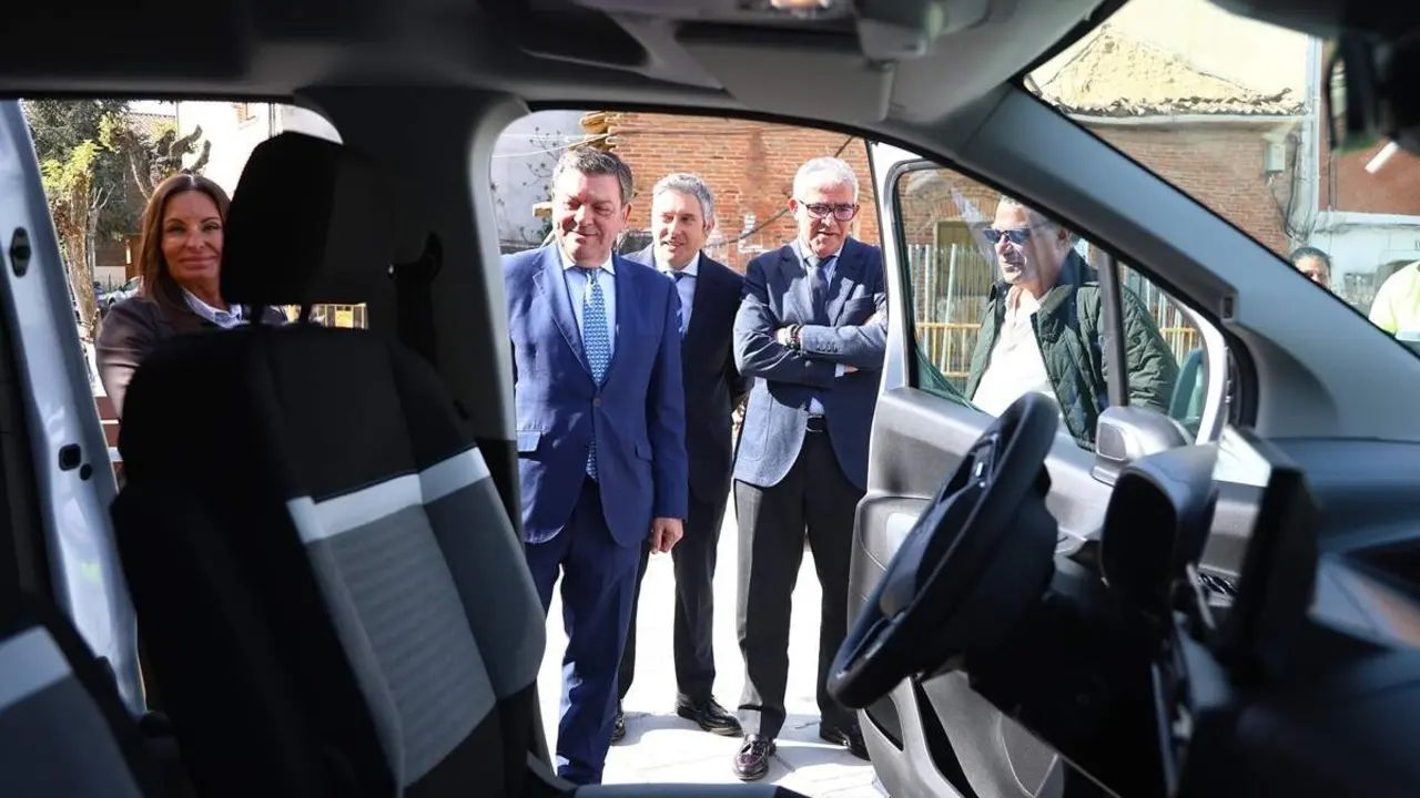 Presentacion vehiculos pick up y furgoneta La Cisterniga consejero de Presidencia jcyl