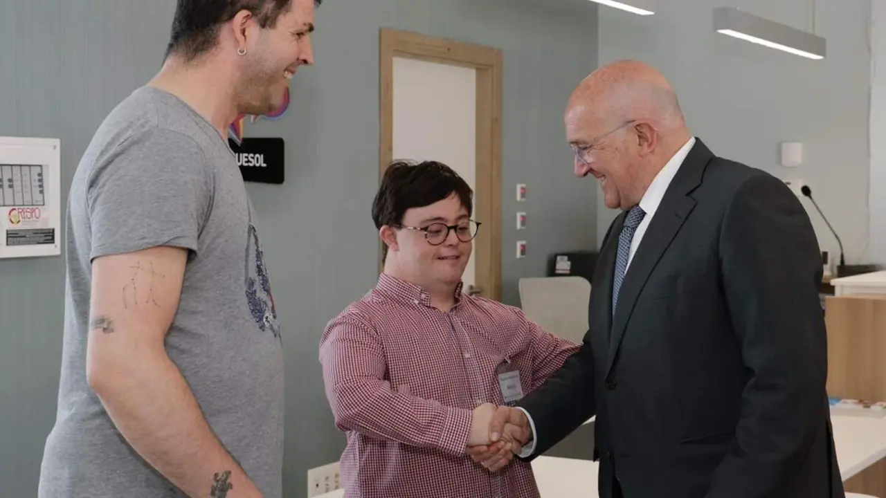 Visita Jesus Julio Carnero practicas personas discapacidad intelectual Centros Vida Activa Valladolid