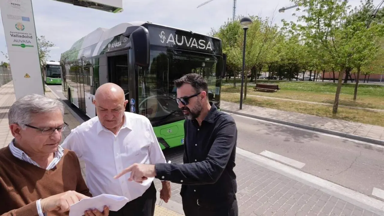 Anuncio servicio autobus buho barrio Santos Pilarica Auvasa Ayuntamiento Valladolid