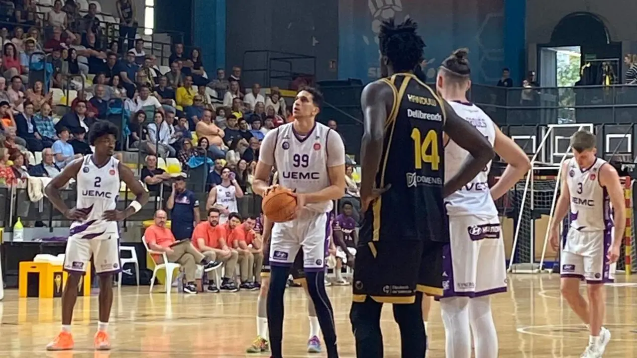 Primera eliminatoria playoffs Segunda FEB partido ida Lliria vs Baloncesto Valladolid derrota