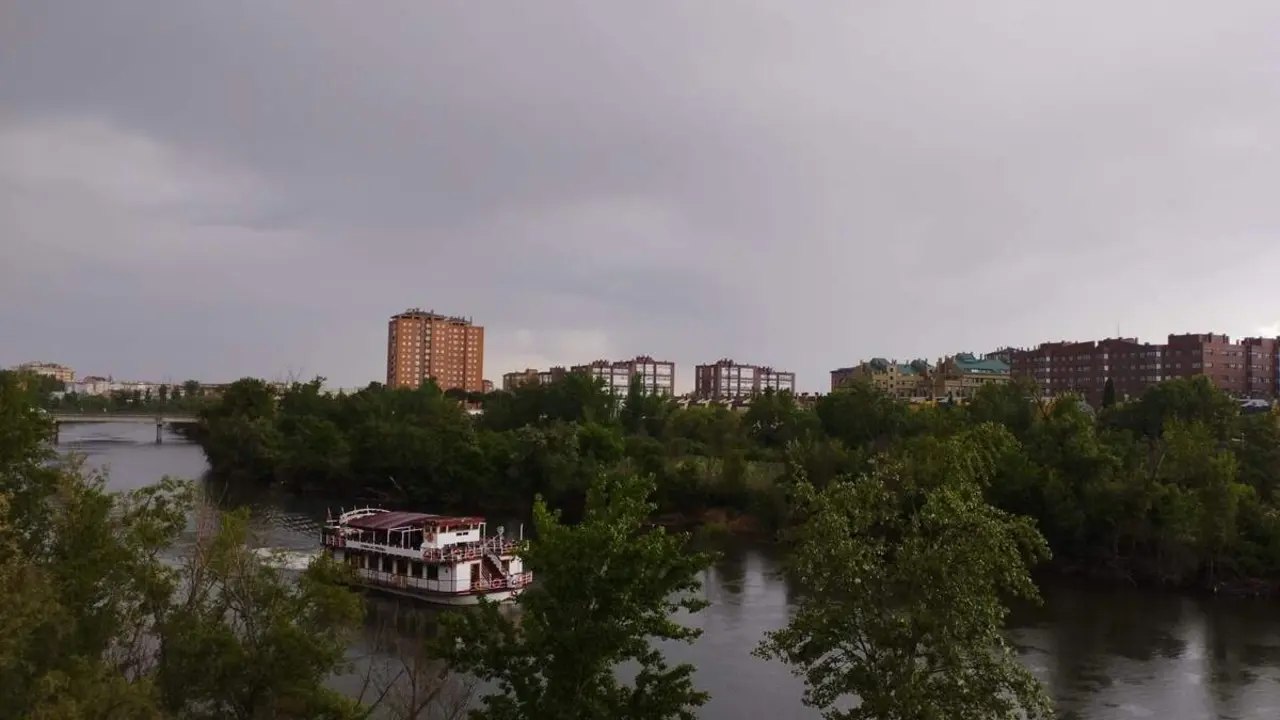 Rio Pisuerga barco lluvias y tormentas ciudad Valladolid tiempo