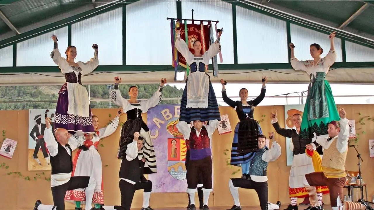 Grupo de Danzas Castiella Cabezon de Pisuerga certamen folklore Fiestas