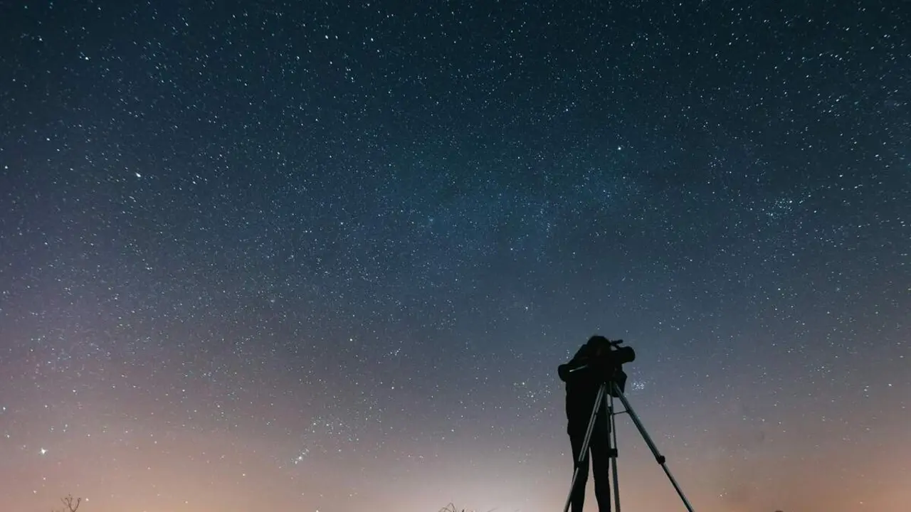 Telescopio persona observando preparativos eclipse solar 2026 Castilla y Leon