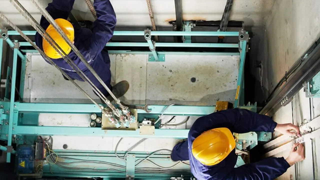 Instaladores de ascensores empleo trabajo edificio Valladolid