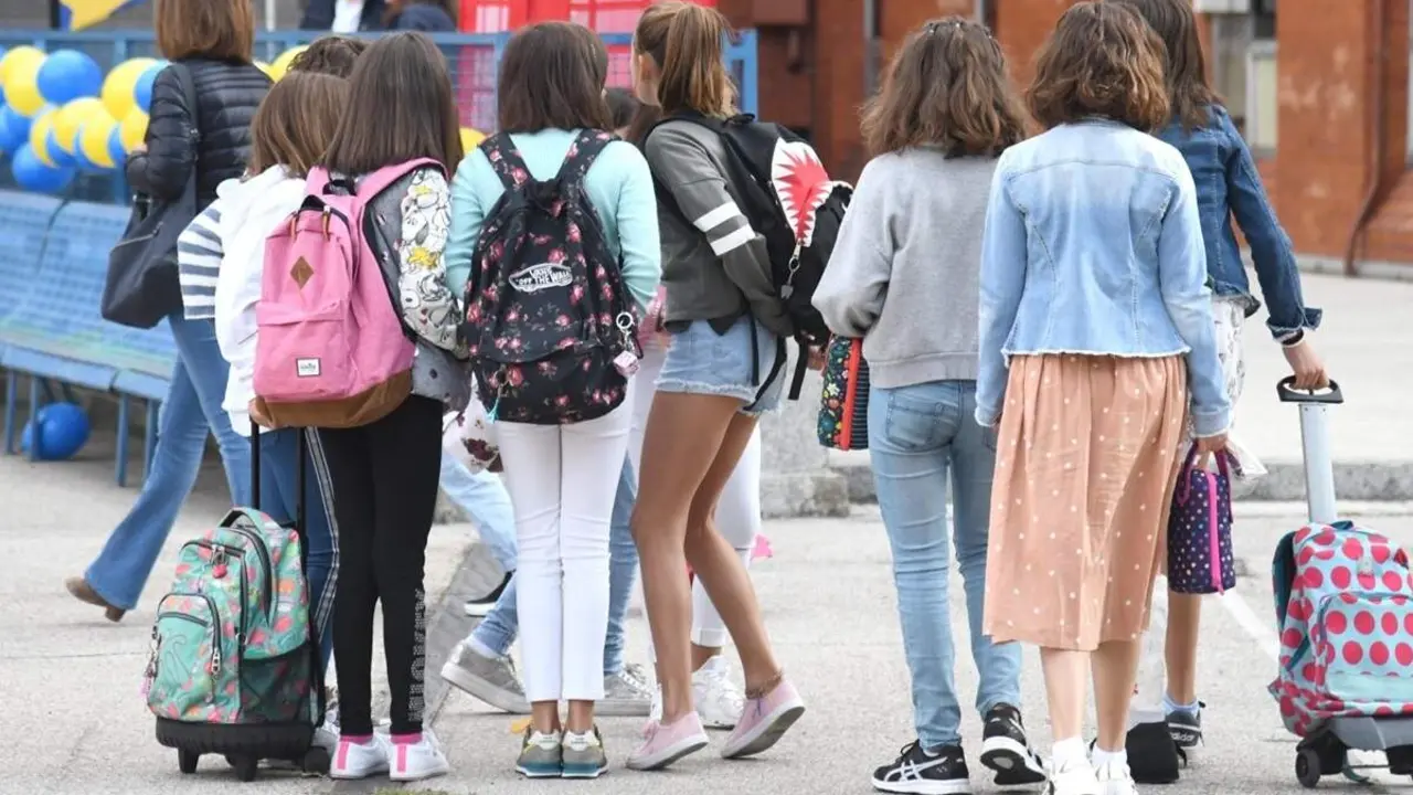 Estudiantes alumnas mochilas entrada colegio Valladolid educacion