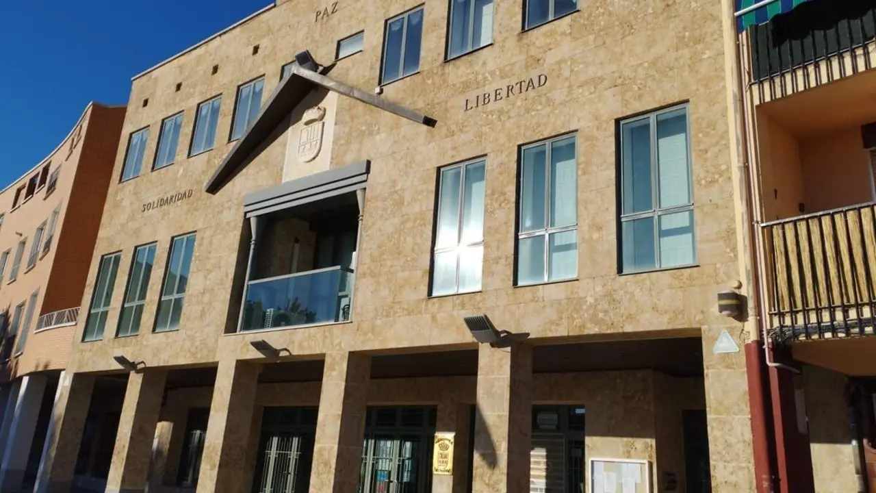 Fachada y balcon Ayuntamiento de La Cisterniga politica provincia