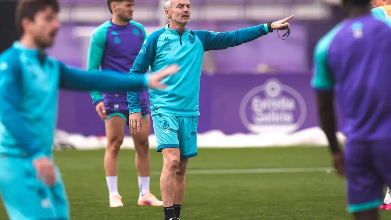 Fran Escriba dirigiendo entrenamiento jugadores Los Anexos previa Real Valladolid