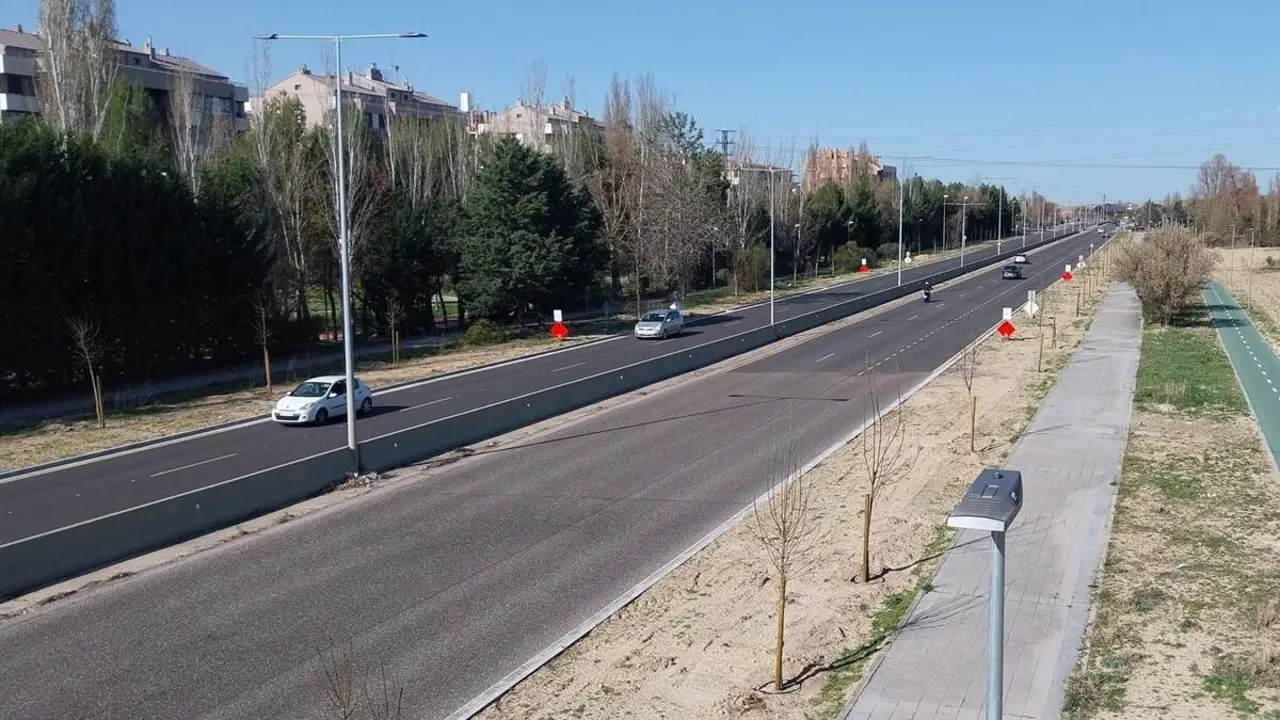 Obras mejora VA-20 carril bici junto via peatonal Valladolid Ministerio Transportes