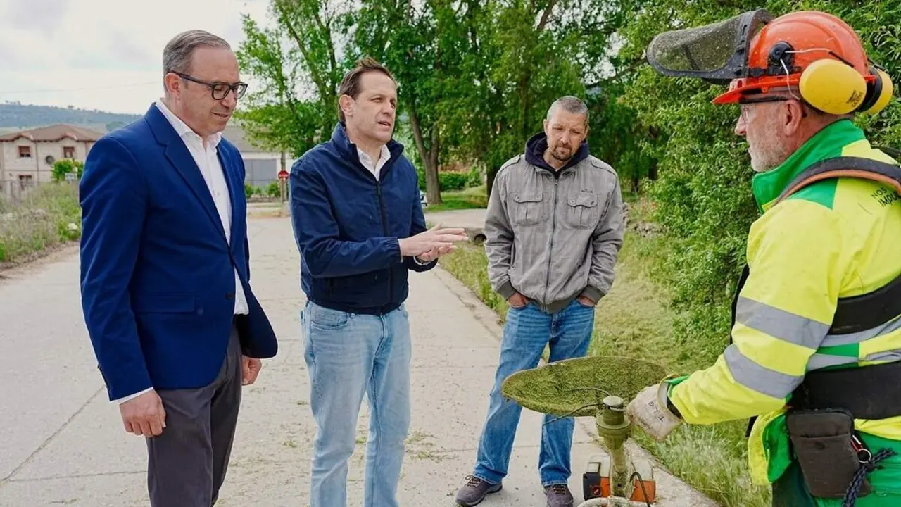 Visita Conrado Iscar Pina de Esgueva cuadrillas forestales Diputacion de Valladolid