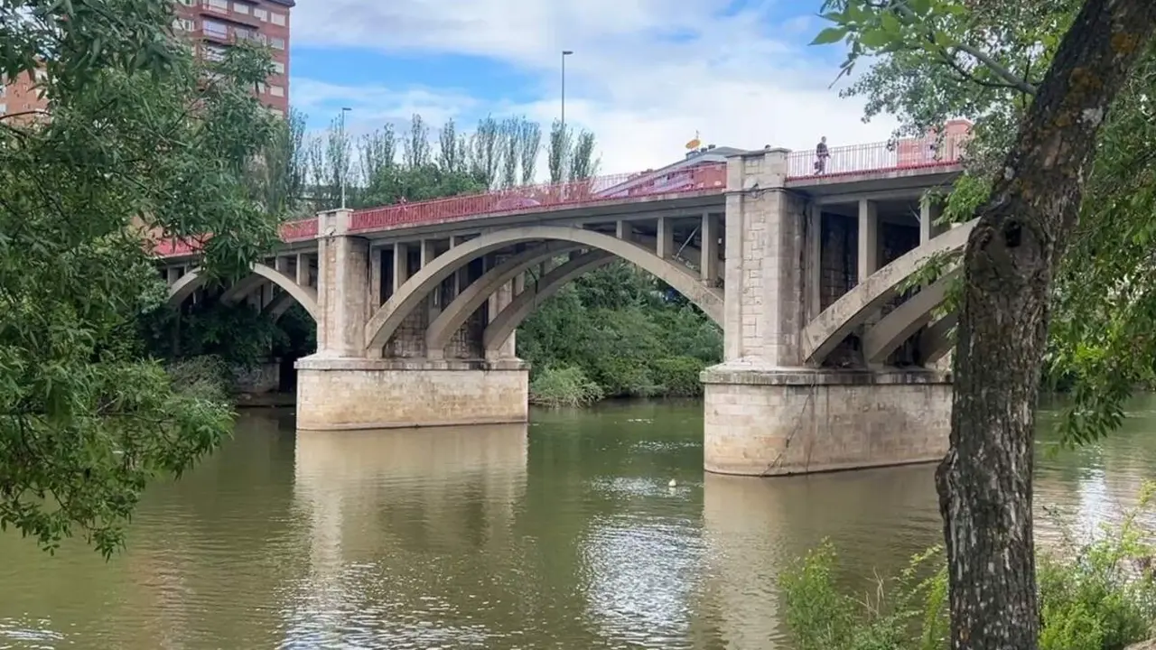 Puente Poniente zona La Rosaleda rio Pisuerga primavera tiempo ciudad Valladolid