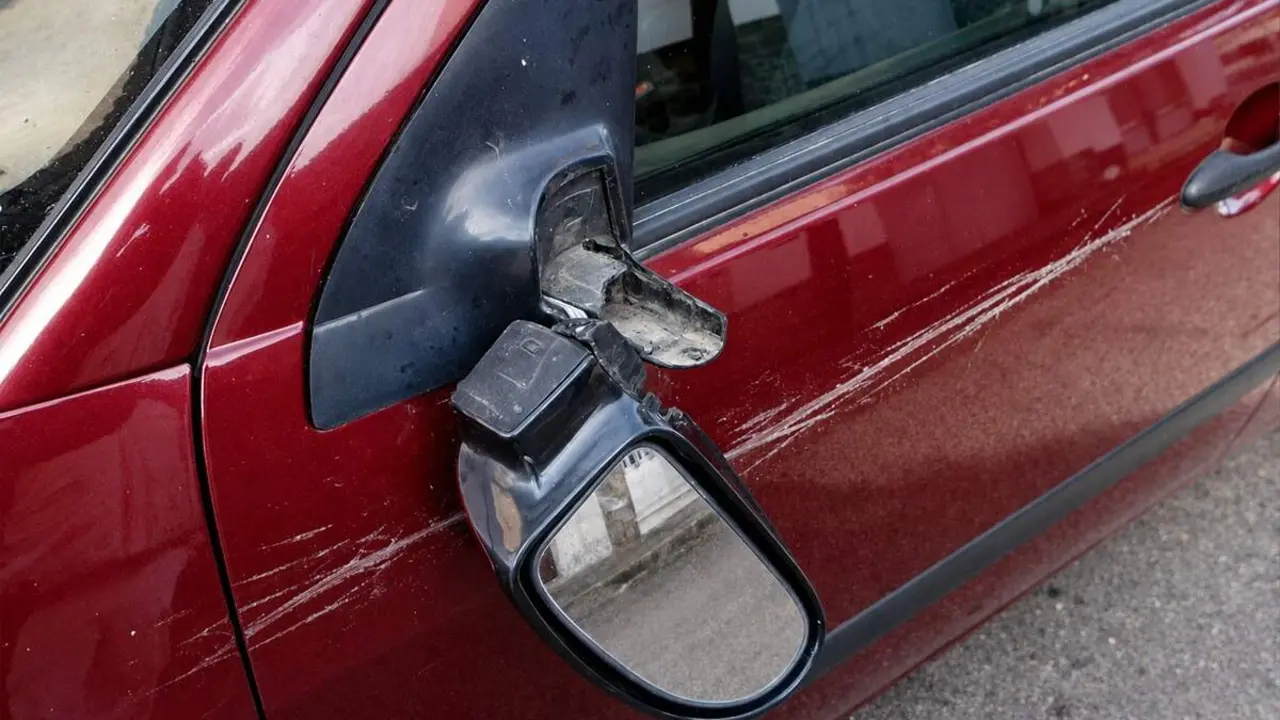 Espejo retrovisor roto y rayones coche acto vandalico sucesos Valladolid