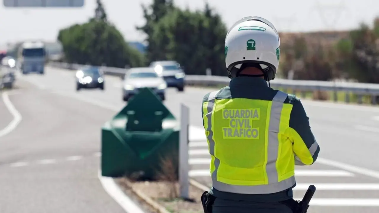 Agente Guardia Civil de Trafico control carreteras infracciones provincia