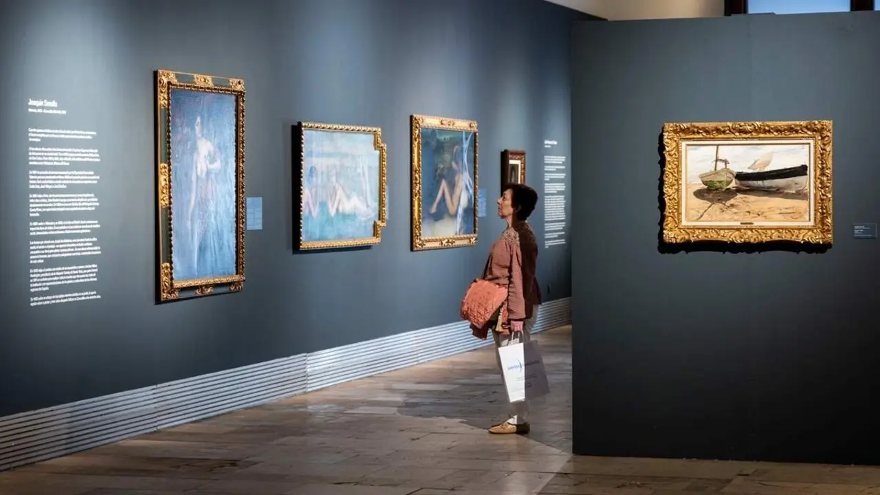 Exposicion Tres visiones de Espana sala La Pasion visitantes museo