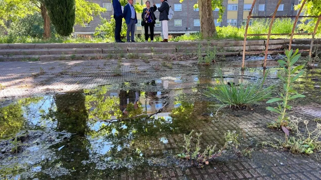 Fuga agua barrio Arturo Eyries visita concejales PSOE Valladolid denuncia oposicion