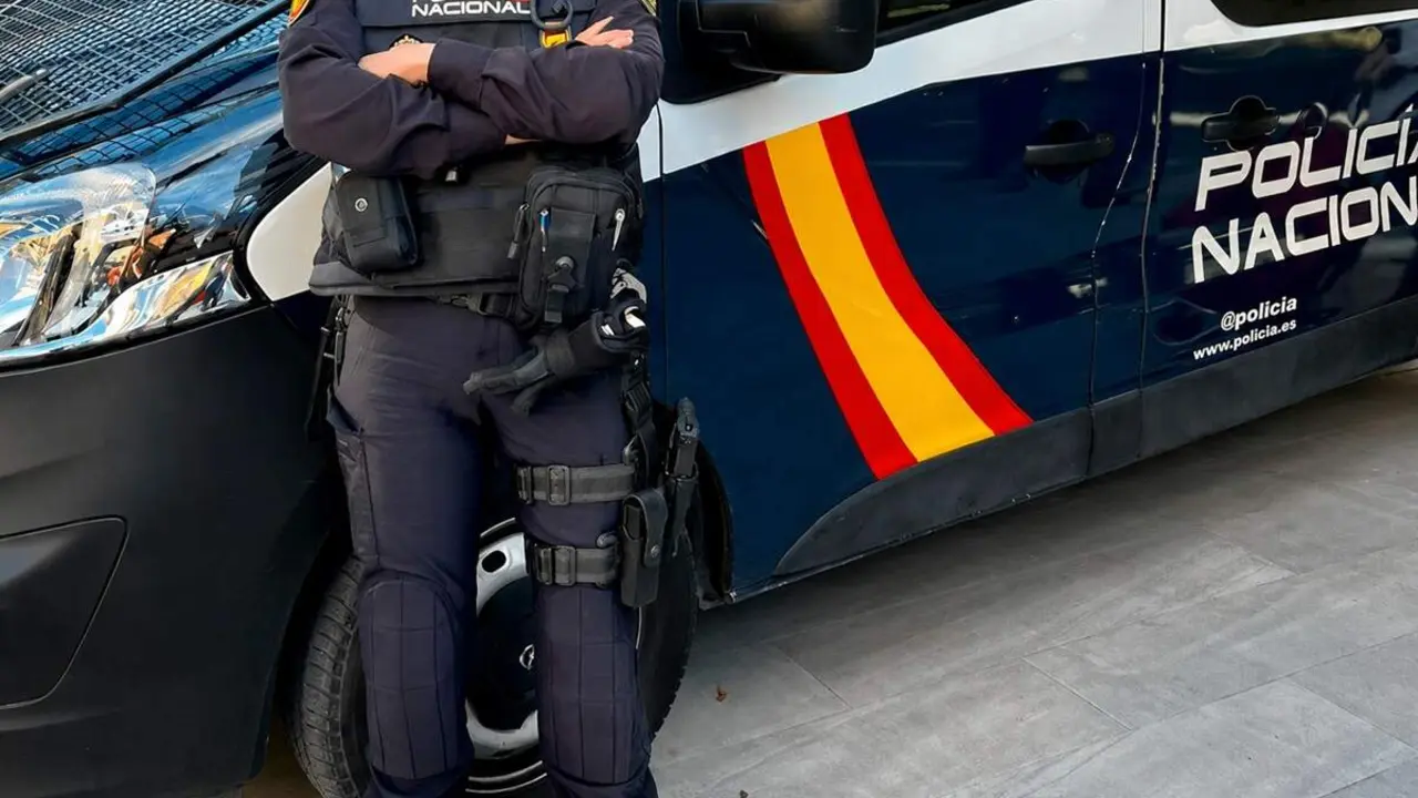 Mujer Policia Nacional furgon intervencion detenciones Valladolid