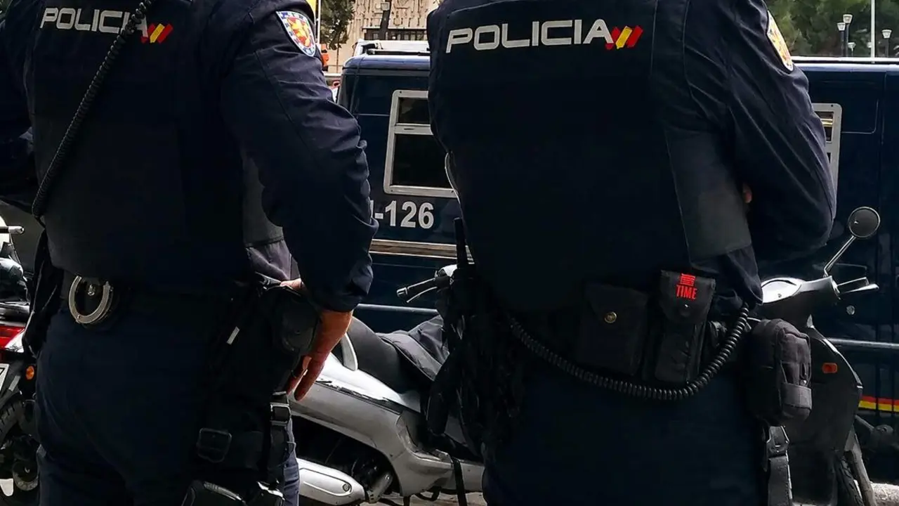 Agentes Policia Nacional intervencion via publica furgon Valladolid