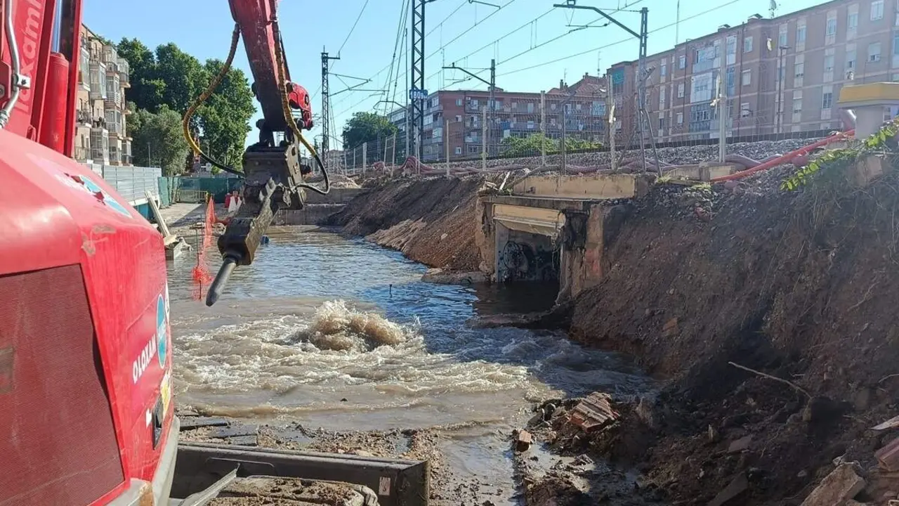 Rotura tuberia inundacion tunel peatonal calles Salud y Via Valladolid