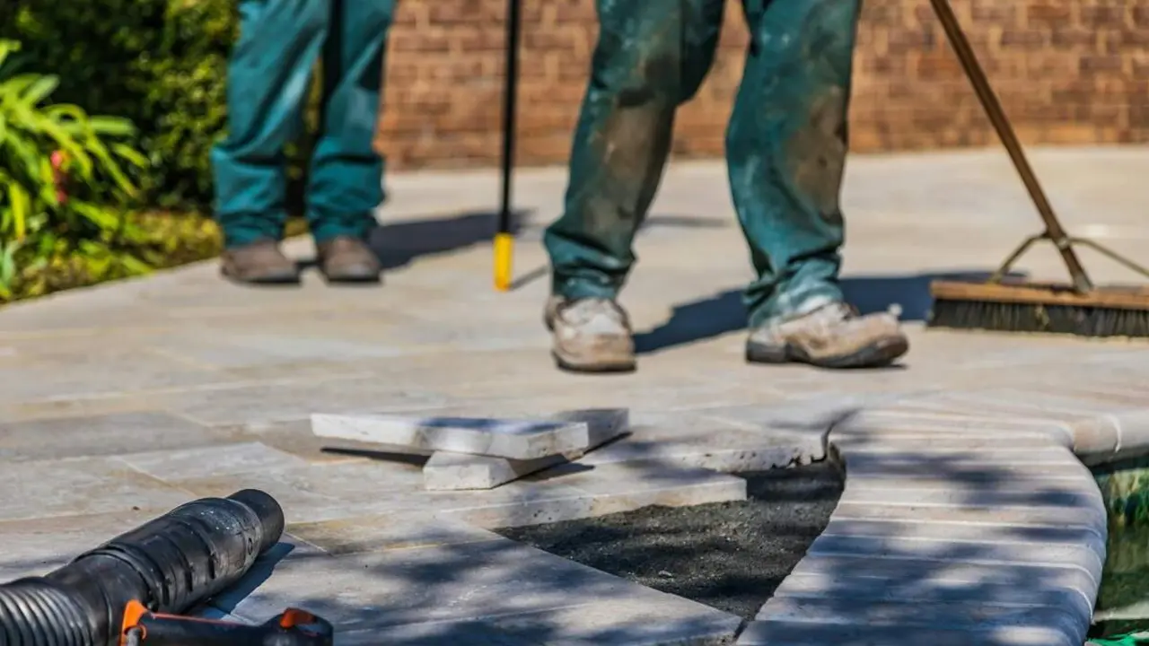 Trabajadores obra reparacion acera adoquines herramientas empleo Valladolid