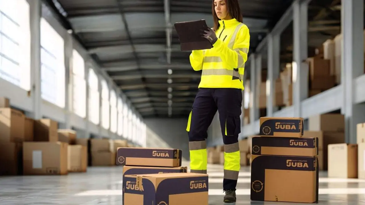 Trabajadora paqueteria almacen ropa de trabajo adecuada