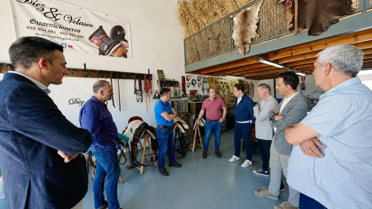 Visita Centro Provincial de la Artesania de Portillo presidente Diputacion de Valladolid sillas de caballo