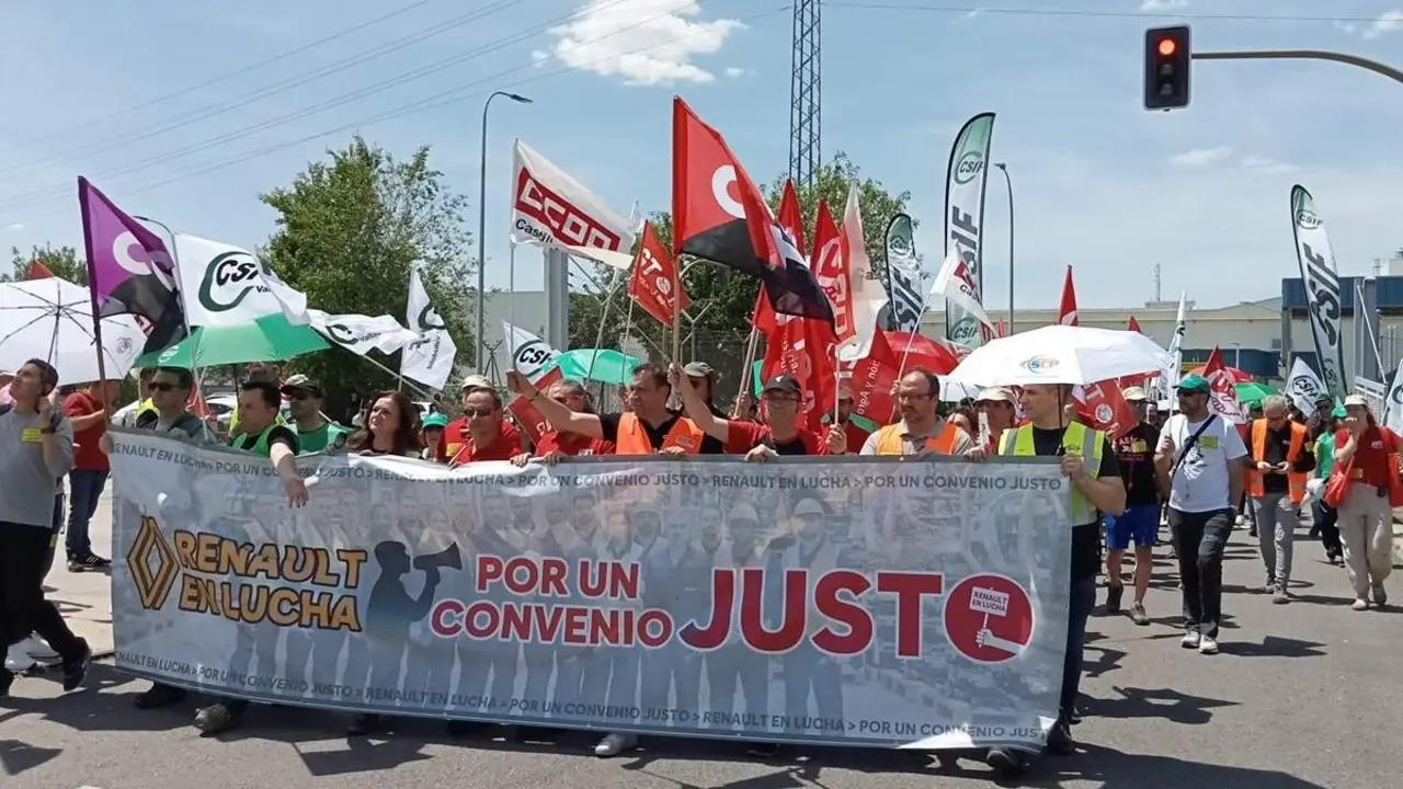 Concentracion trabajadores Renault Valladolid paros una hora negociacion convenio