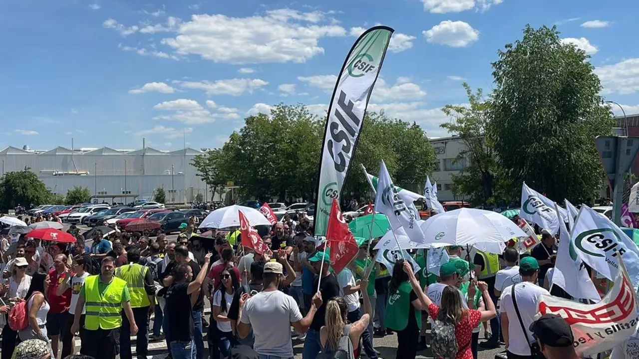 Concentracion trabajadores Renault conflicto laboral paro planta Valladolid sindiactos