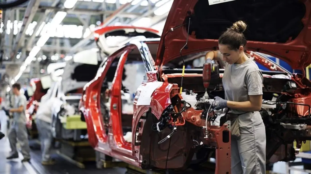 Trabajadora cadena montaje fabrica Renault planta Valladolid empleo