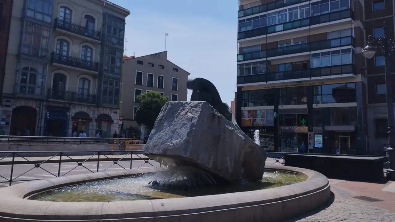 Plaza Espana fuente ciudad buen tiempo calor primavera Valladolid