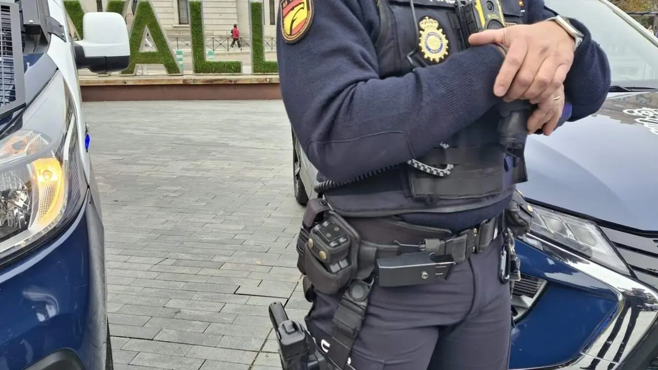 Agente Policia Nacional coche intervencion centro Valladolid Plaza Zorrilla